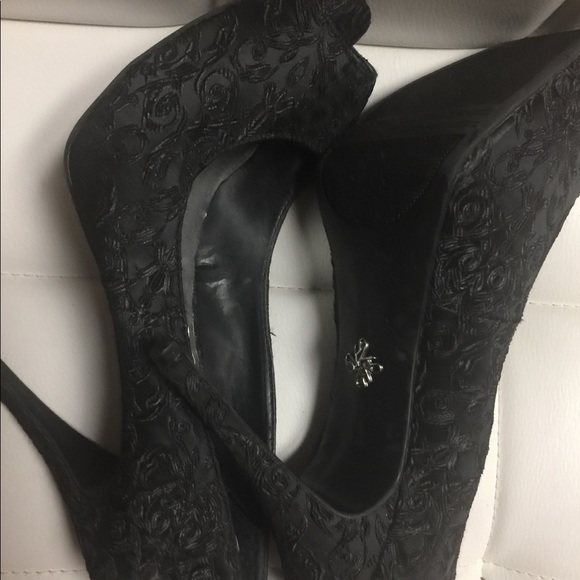 Shoe - Picture 1 of 2